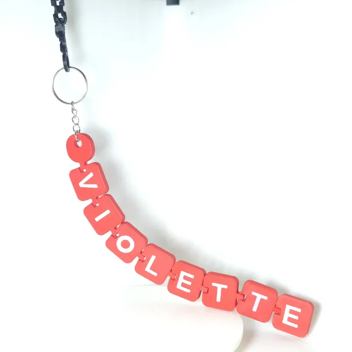 Llavero personalizado con el nombre Violette en piezas rojas