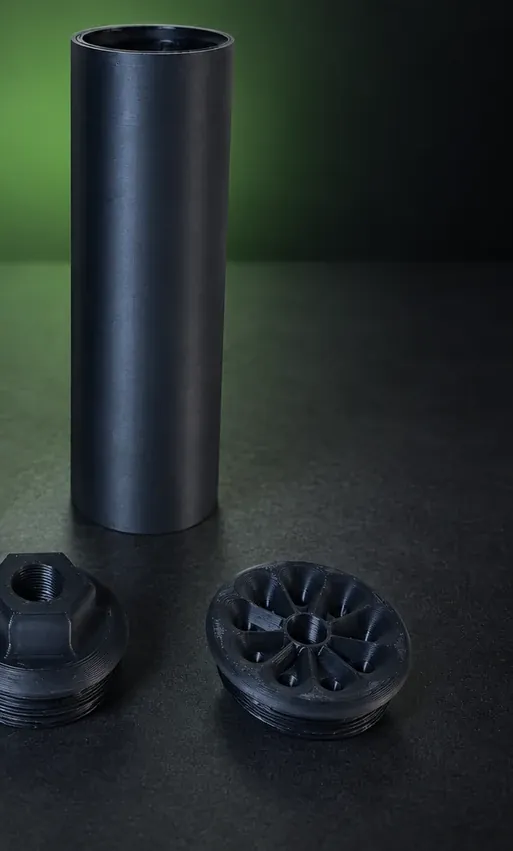 Tubo y tapas negras impresas en 3D de un prototipo desmontable