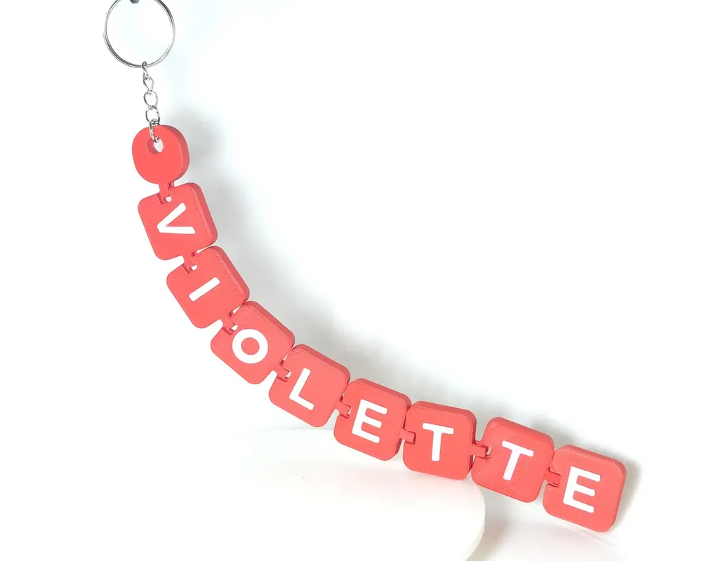 Llavero personalizado con el nombre Violette en piezas rojas, impreso en 3D por YATZAR